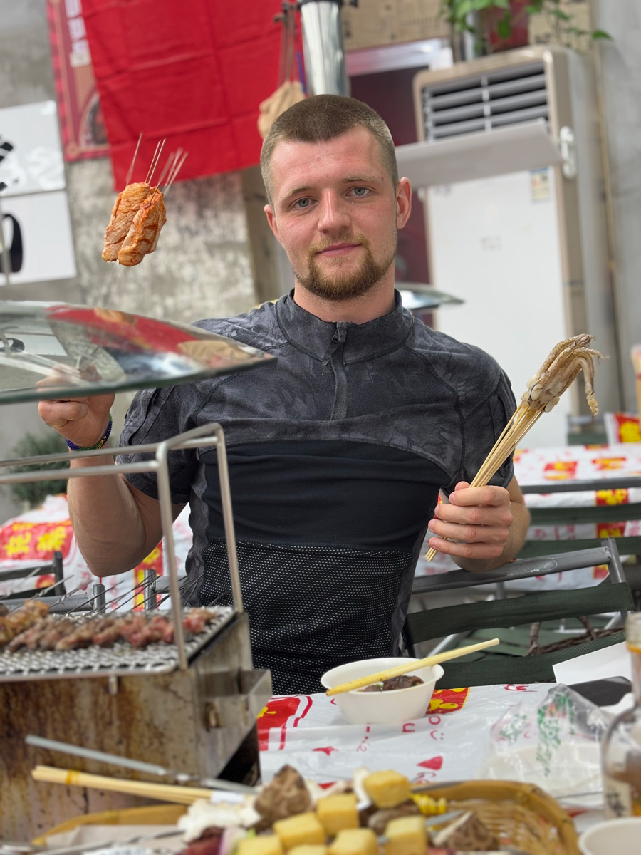 Облили бензином и подожгли: как белорус зарабатывает в Китае