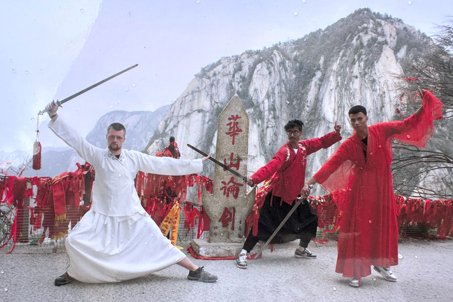 Облили бензином и подожгли: как белорус зарабатывает в Китае