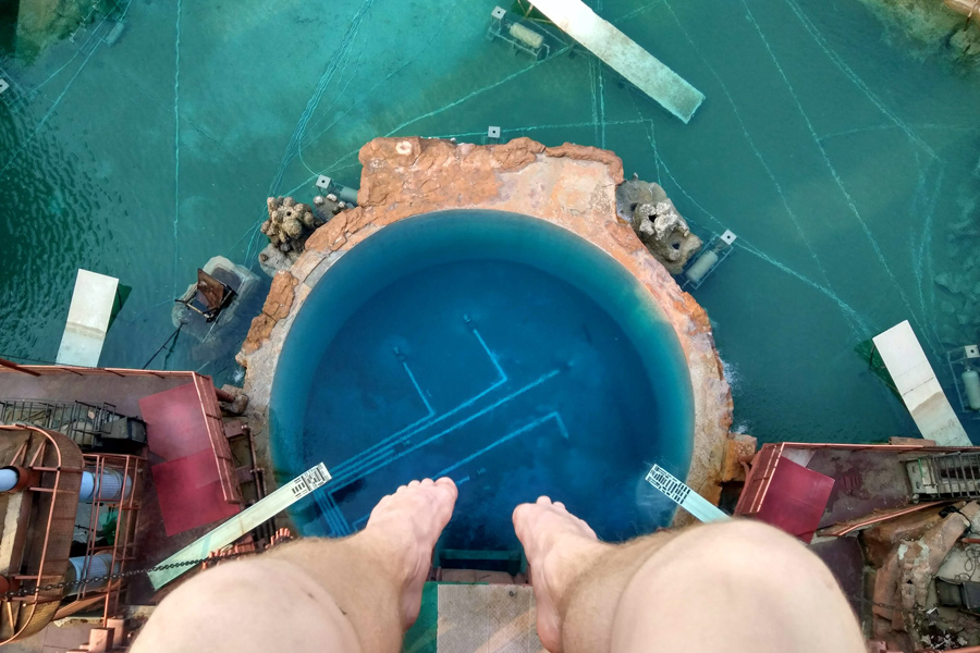 Облили бензином и подожгли: как белорус зарабатывает в Китае