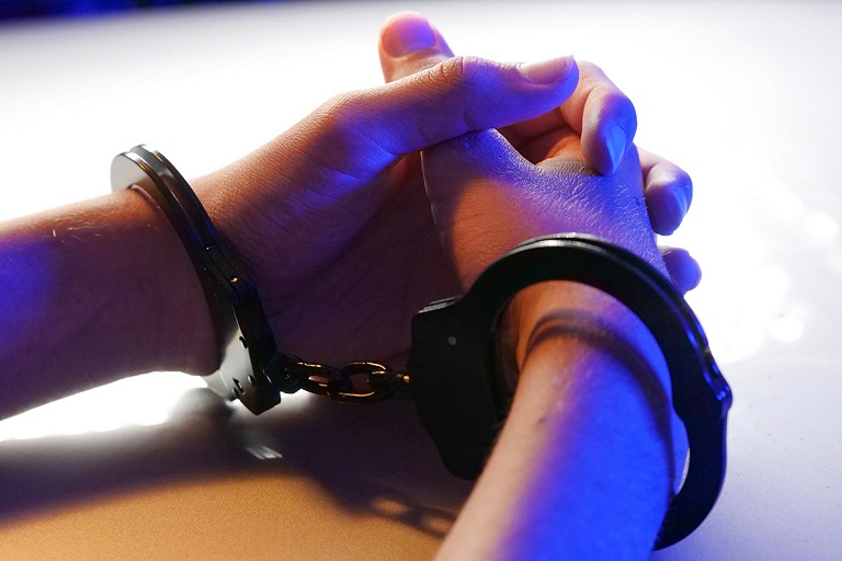 В Лунинецком районе мужчина попросил еды у старушки и чуть не задушил ее