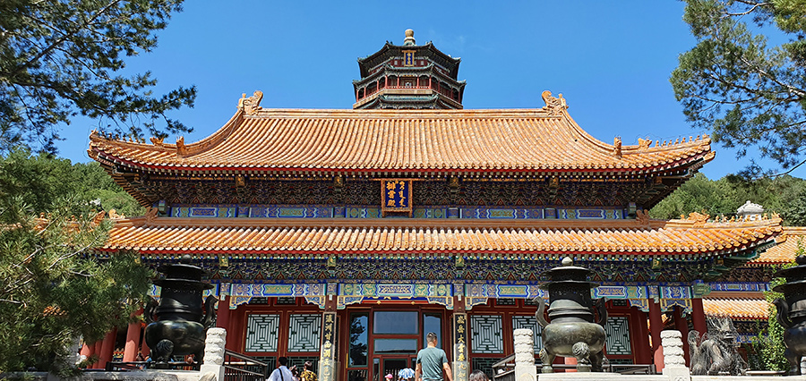 Облили бензином и подожгли: как белорус зарабатывает в Китае