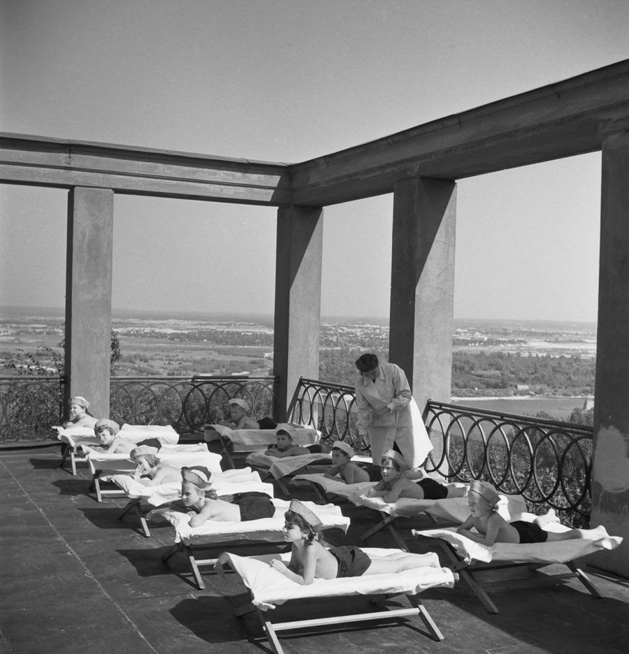 Зачем в СССР морозили детей: кварцевание и сон на улице