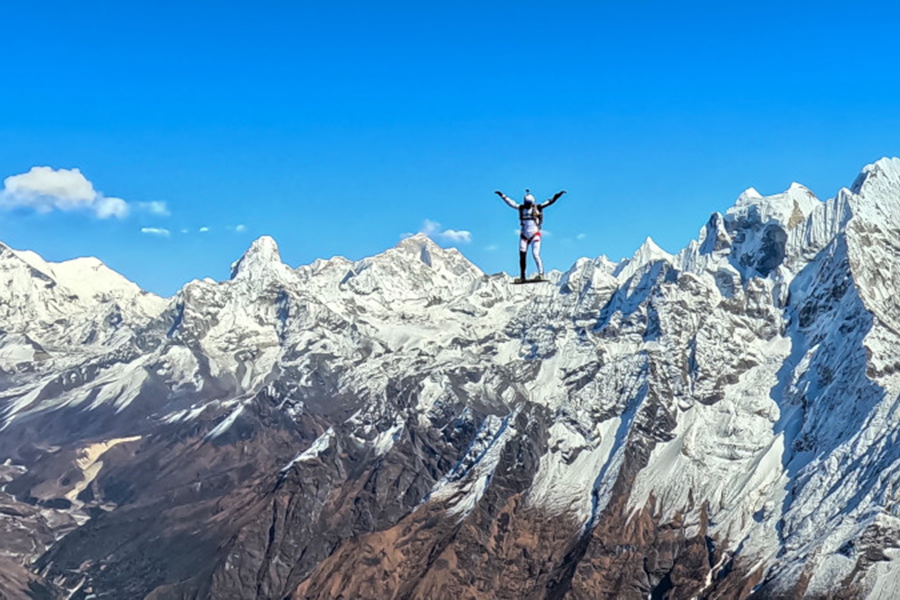 Белоруска установила рекорд, прыгнув с доской и парашютом в горах