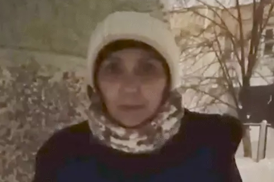 Держат в коровнике: вдова из Индии не может покинуть Беларусь