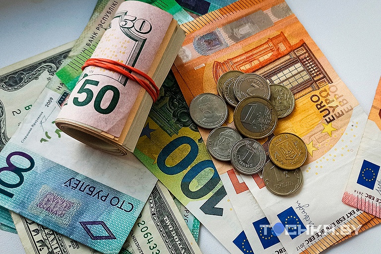 Белорусский рубль продолжает ослабевать к доллару и евро