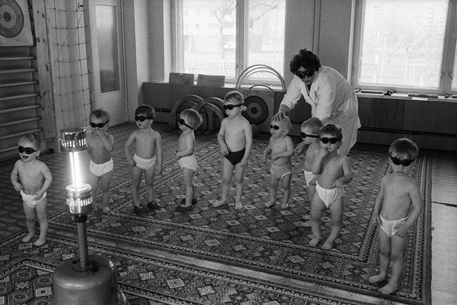 Зачем в СССР морозили детей: кварцевание и сон на улице