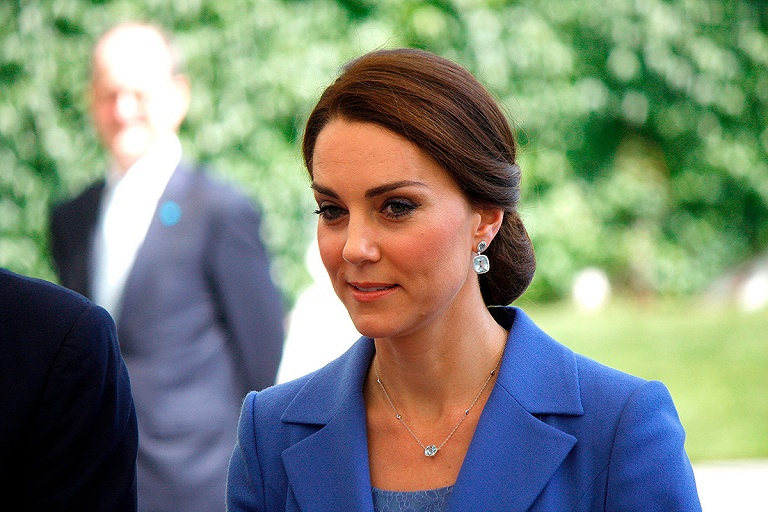 Кейт Миддлтон вышла в свет в редких украшениях Елизаветы II