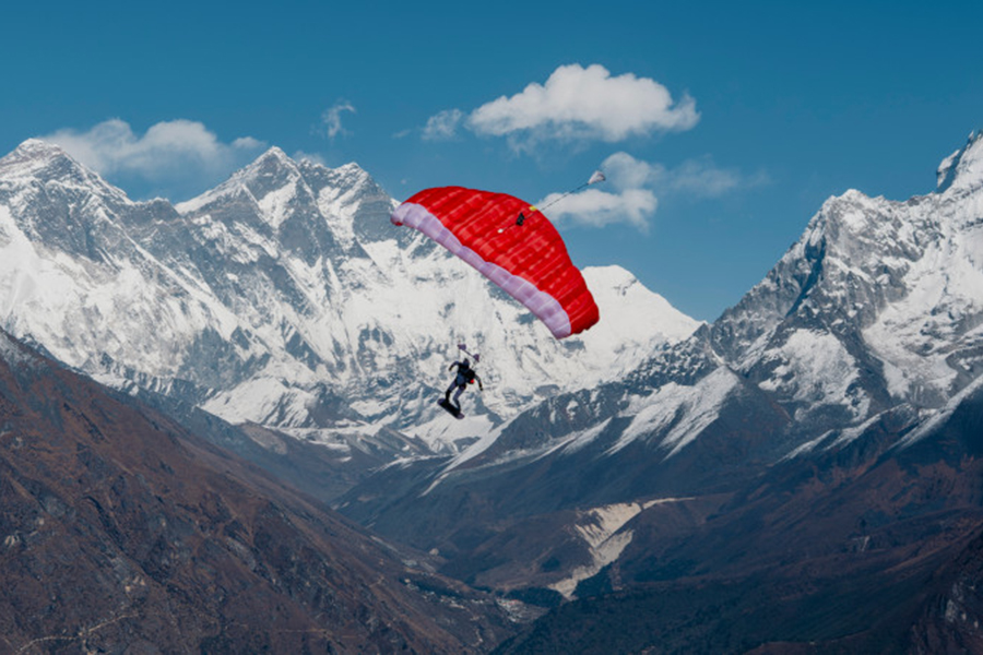 Белоруска установила рекорд, прыгнув с доской и парашютом в горах