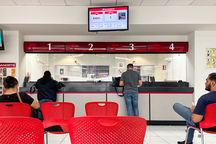 Банки в октябре меняют комиссии и пакеты: кто будет платить больше