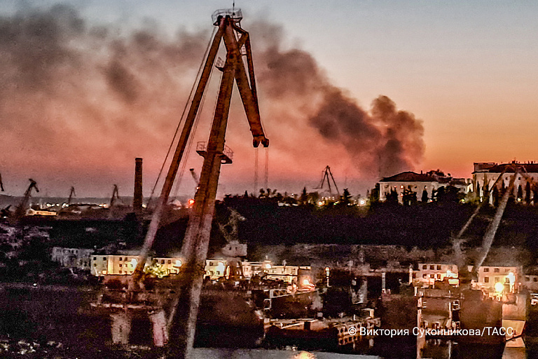 Ночной удар по Севастополю ракетами и дронами: поврежден корабль "Минск"