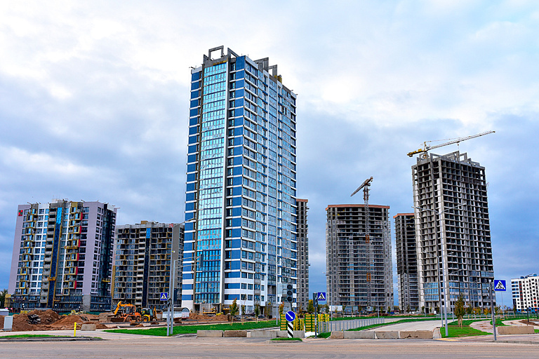 Минчанка сорвала со стены зеркальную букву "М", чтобы накраситься – видео