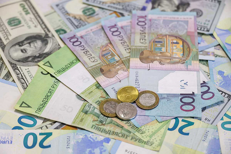 Доллар начинает предновогоднюю неделю с незначительного падения