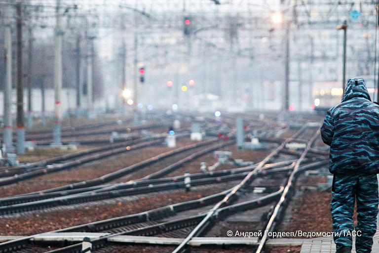 Тепловоз и цистерна с бензином сошли с рельсов в Витебске