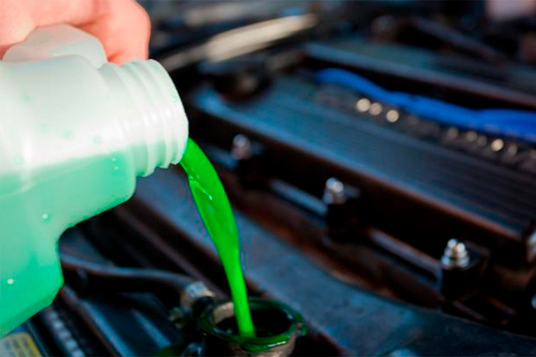 В Беларуси запретили продажу жидких реагентов под видом "незамерзаек"