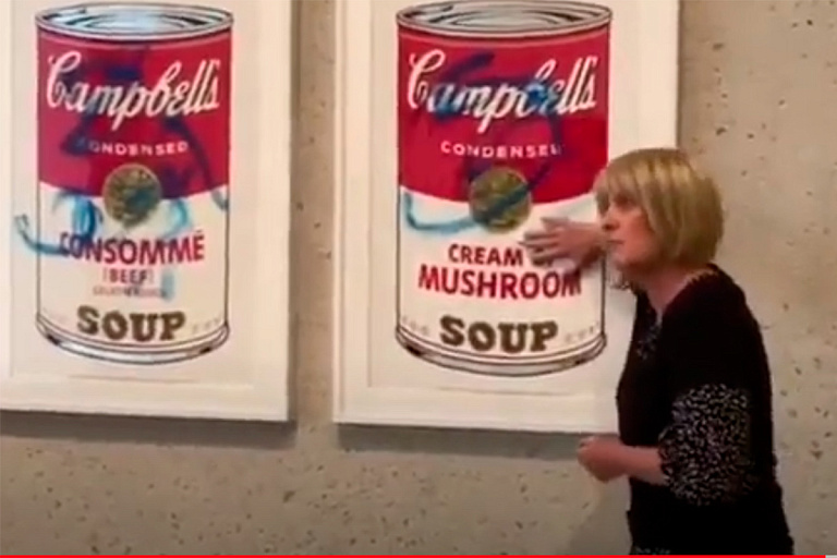 Экоактивисты приклеили себя к работе Энди Уорхола "Банки с супом Кэмпбелл"