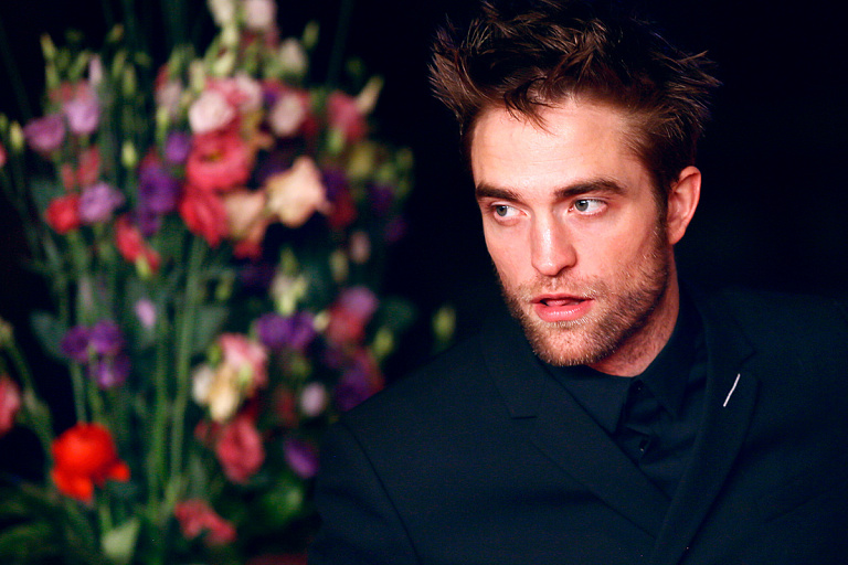 Роберт Паттинсон впервые появился на красной дорожке со своей девушкой