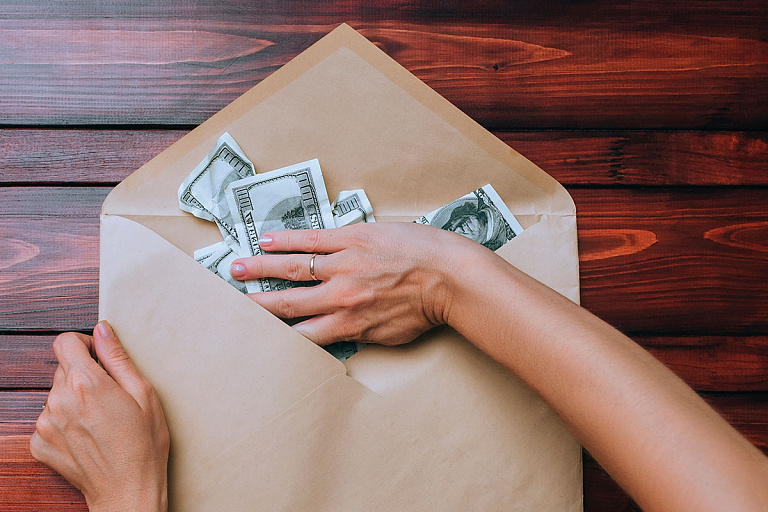 Доллар и евро продолжили расти на торгах