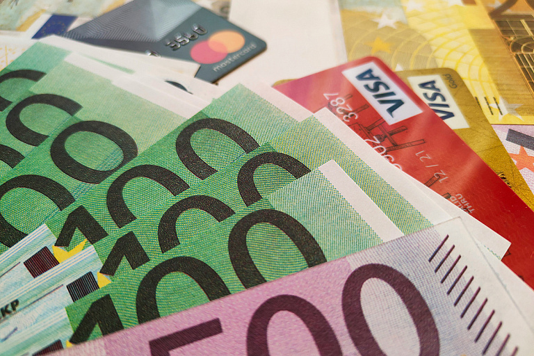 Евро снова вырос, а вот доллар падает: что происходит с курсами 16 мая