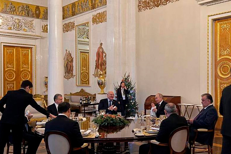 Президентов стран СНГ в Питере угощали шербетом и драниками с крабом