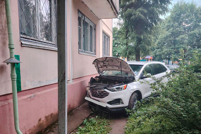 Иномарка въехала в могилевскую хрущевку – водитель погиб