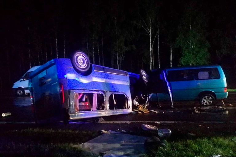 Пассажирский бус врезался в грузовик на М-1 и перевернулся – погиб россиянин