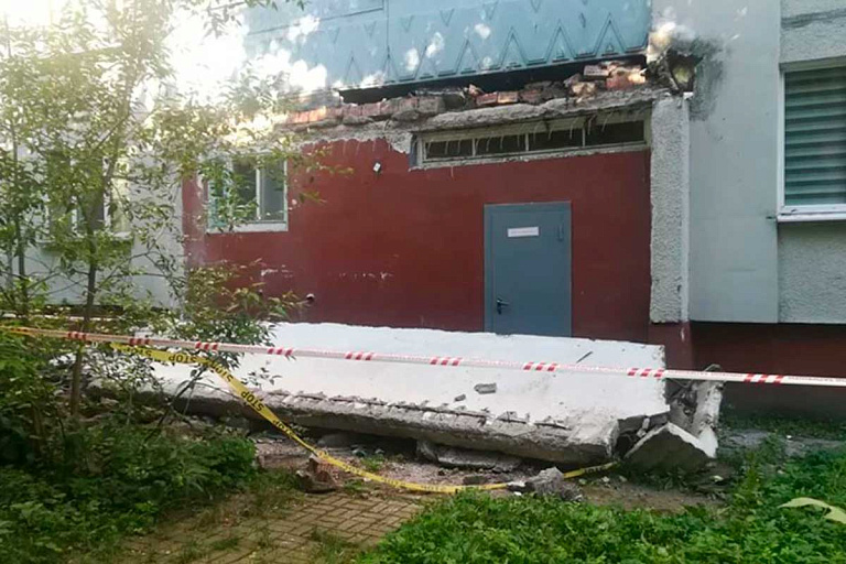 Не опять, а снова: козырек дома обрушился в Минске – фото