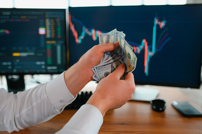 Доллар упал почти на четыре копейки 27 июня