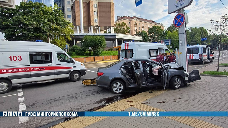 Пьяный водитель чуть не снес столб в Минске: пострадали пассажиры