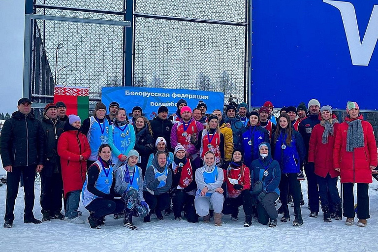 В Логойске впервые в стране провели турнир по волейболу на снегу