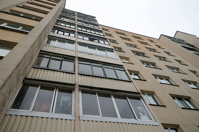 В Минске 10-летняя девочка выпала из окна подъезда – оно было закрыто