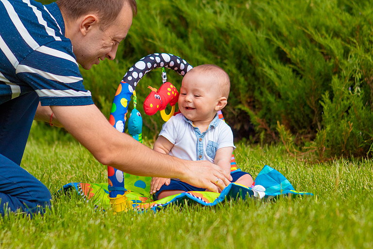 Стало известно, сколько отцов в Беларуси ушли в декрет