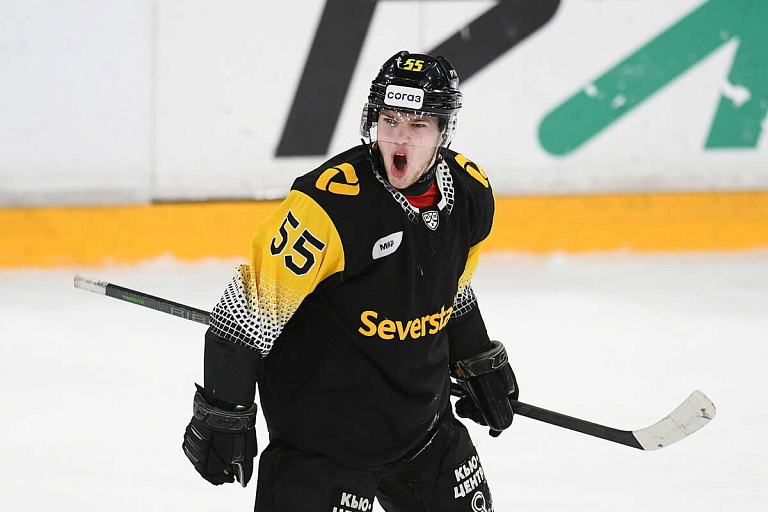 Белорусский хоккеист Суворов вернулся на лед в КХЛ после трех операций