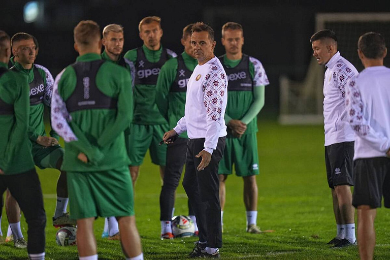 Алос останется главным тренером сборной Беларуси по футболу еще на два года