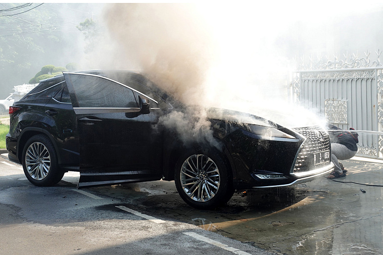 Когда авто загорелось в пути – инструкция от МЧС