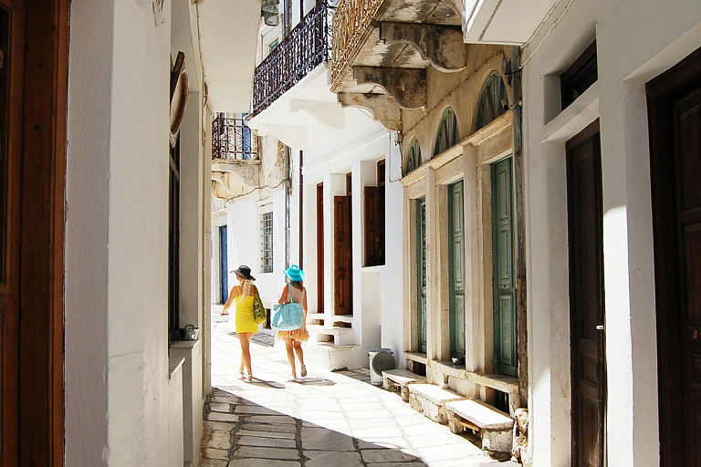 Без масок и прививок – Греция отменяет ограничения для туристов с 1 мая