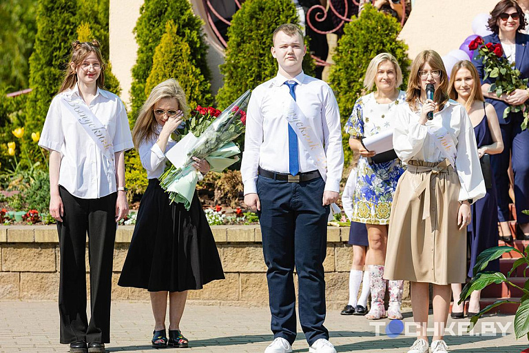 Со слезами на глазах и гимном на устах: фоторепортаж с последнего звонка