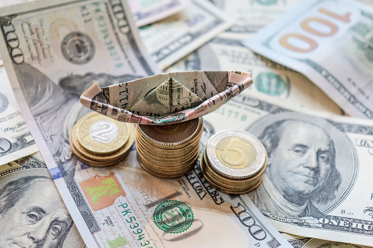 Доллар рвется вверх, юань догоняет: курсы по результатам торгов в пятницу