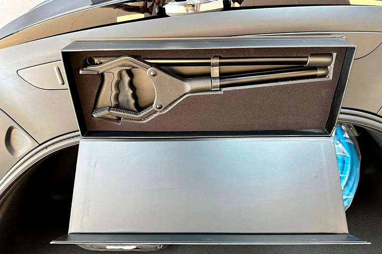 Tesla вместо правого руля предложила "палку-нажималку" на Model S и Model X