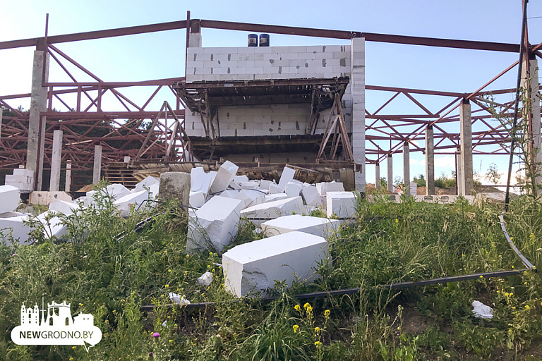 Осколки долетели до дороги: на стройке в Гродно обрушились леса