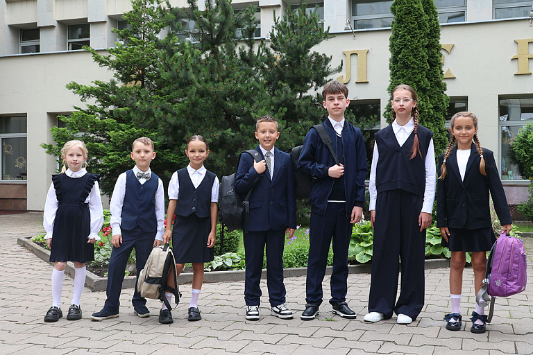 Узнали, как будет выглядеть новая школьная форма и почем ее можно купить