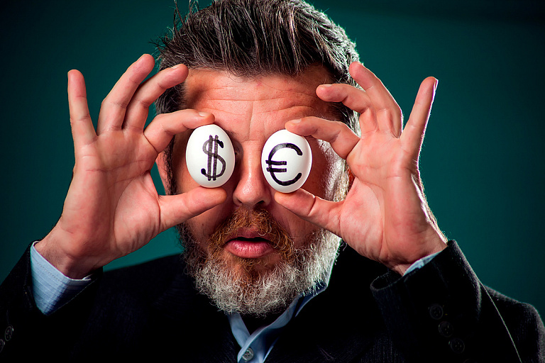 Белорусский рубль "прогнул" доллар, евро и юань