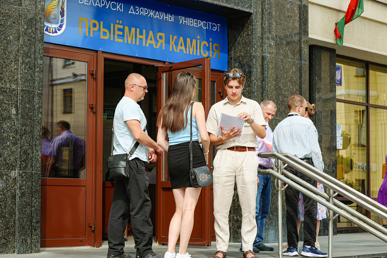 Удобна ли электронная очередь для подачи документов – оценили абитуриенты