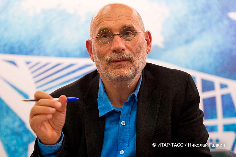 Писателя Бориса Акунина приговорили к 14 годам колонии заочно