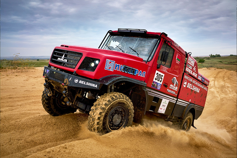 Курьез на "Шелковом пути": грузовик "МАЗ-СПОРТавто" застрял в лесу