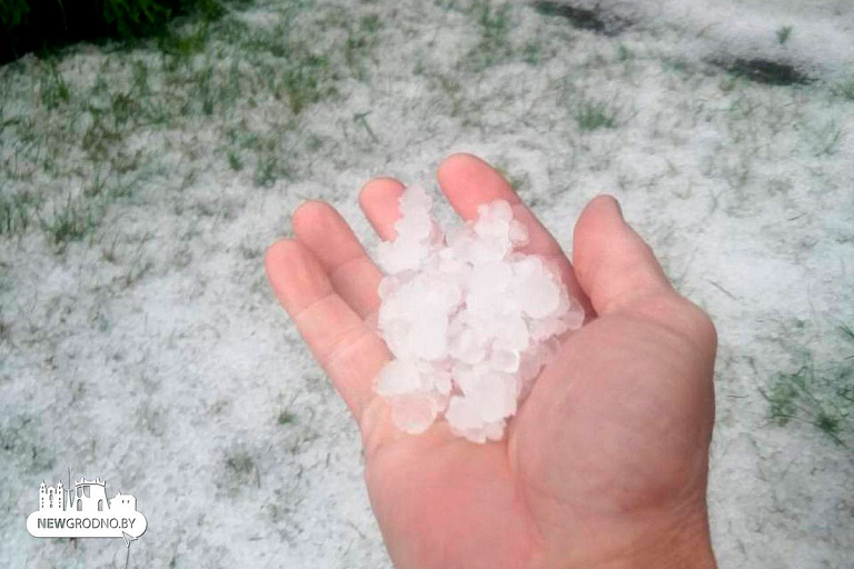 Зима пришла в июле: град в Гродно засыпал дачи и огороды – видеофакт