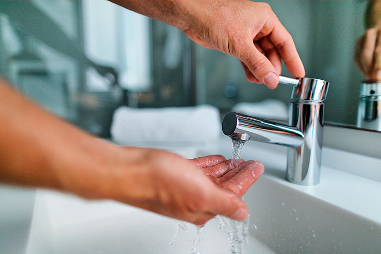 Отключали горячую воду, а дали теплую – норма ли это, ответили комунальщики