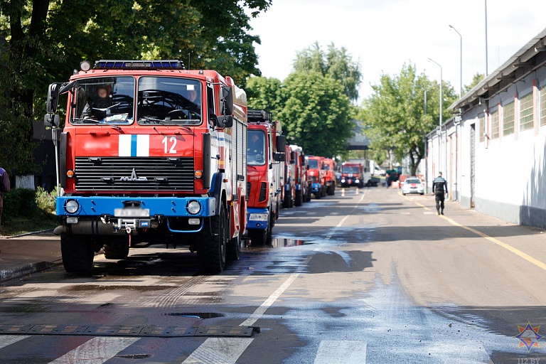 В Минске загорелся завод "Керамин" – видео