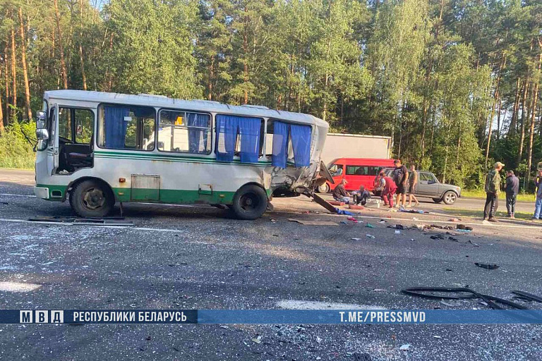 Госпитализировали 15 человек: в серьезное ДТП попали 2 автобуса