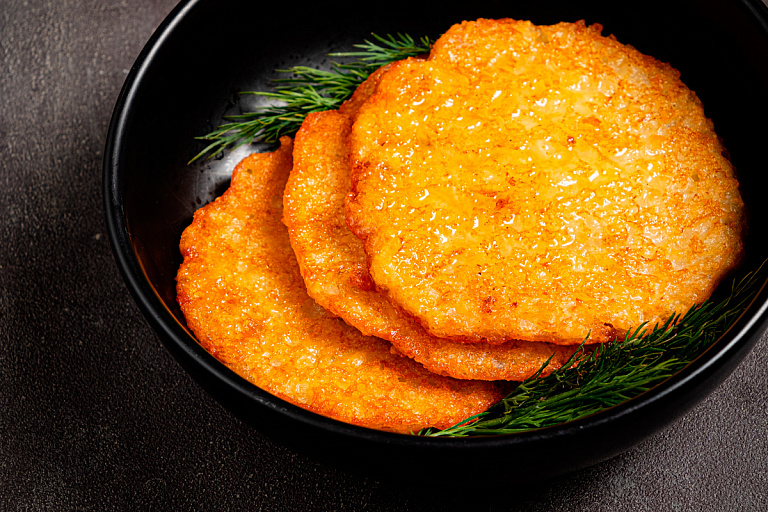 В минской кулинарии продают "золотые" драники – стоят дороже мяса