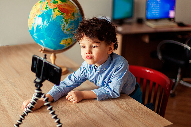 Родителей в Беларуси обяжут следить за тем, что ребенок делает в интернете